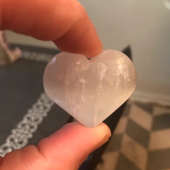 2 small selenite hearts - Picture 3 of 3
